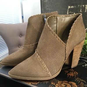 NEW Vince Camuto Lamorna perforated ankle boot 9.5